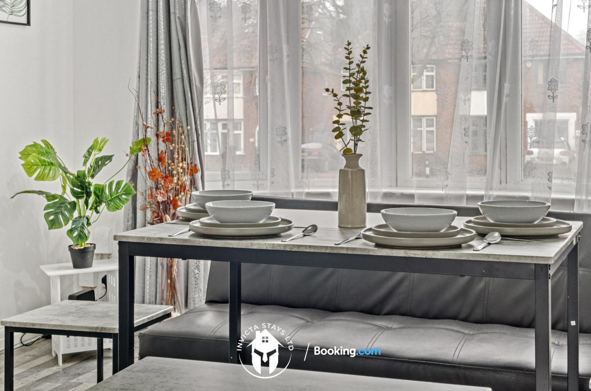 Premium Offers L Last-minute Escape L On 3-bed House Near Centre L Free Wi-fi & Parking L Sleeps 6 *