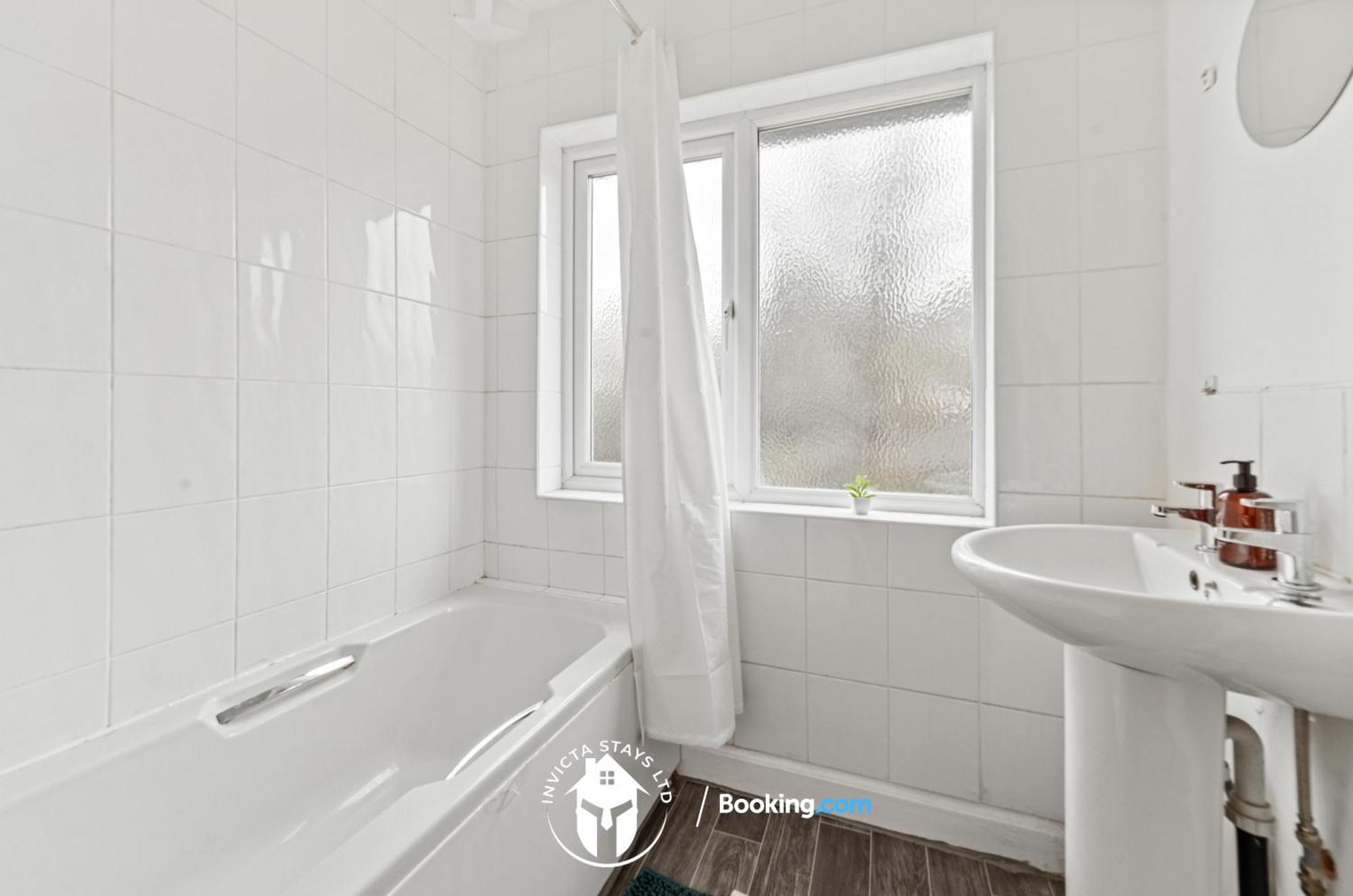 Premium Offers L Last-minute Escape L On 3-bed House Near Centre L Free Wi-fi & Parking L Sleeps 6 Holiday home *