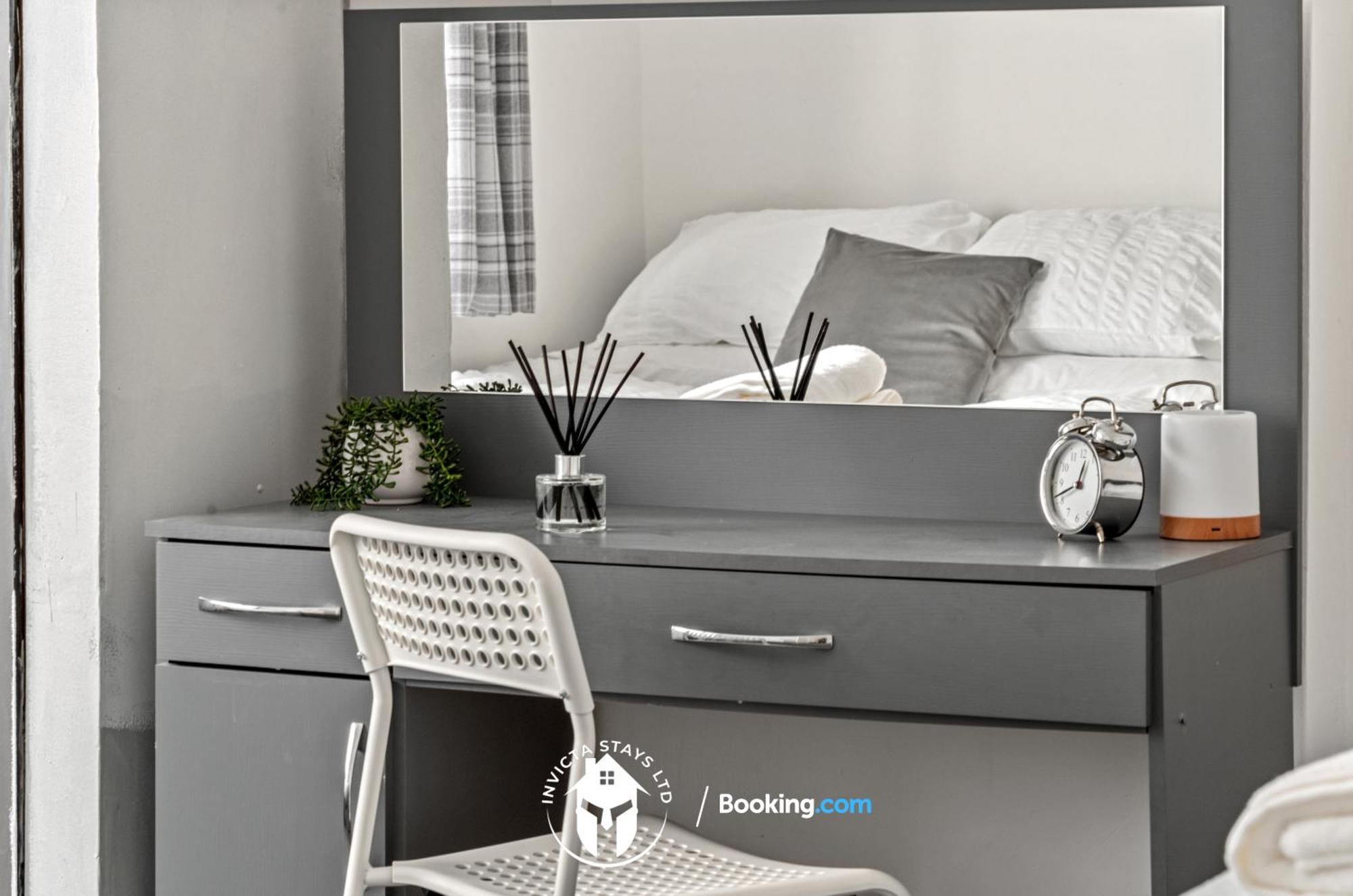 Premium Offers L Last-minute Escape L On 3-bed House Near Centre L Free Wi-fi & Parking L Sleeps 6 Holiday home Leicester