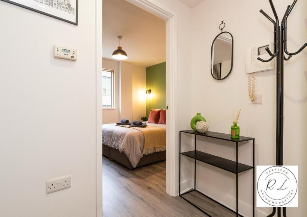 Modern Apartment, Free Parking & Monthly Savings Apartment Leicester