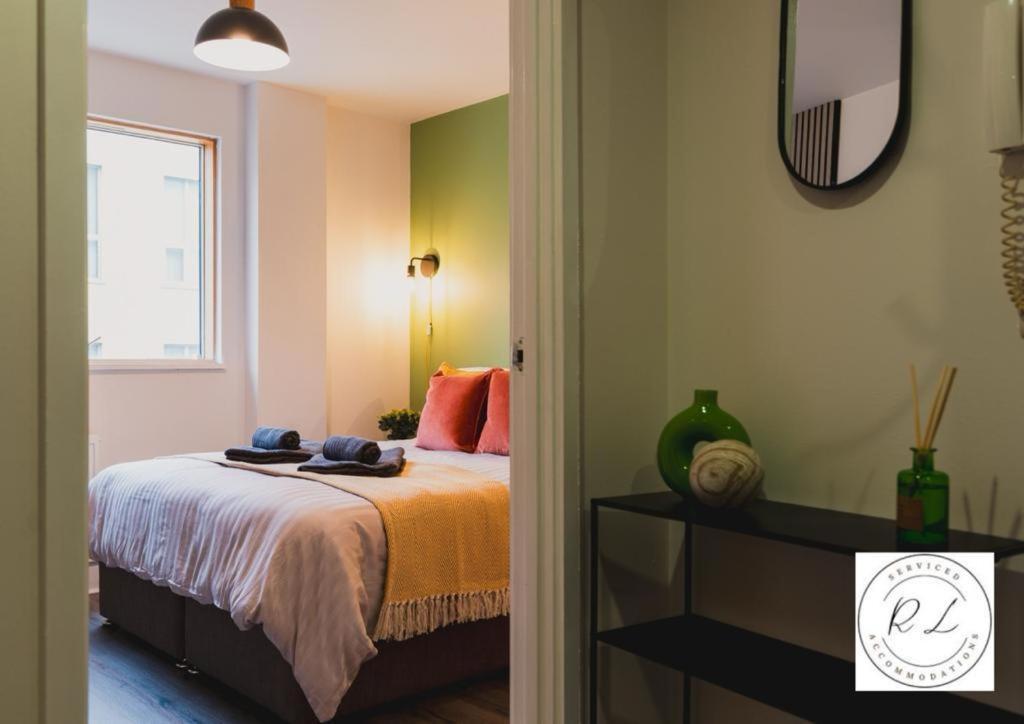 Modern Apartment, Free Parking & Monthly Savings * Leicester