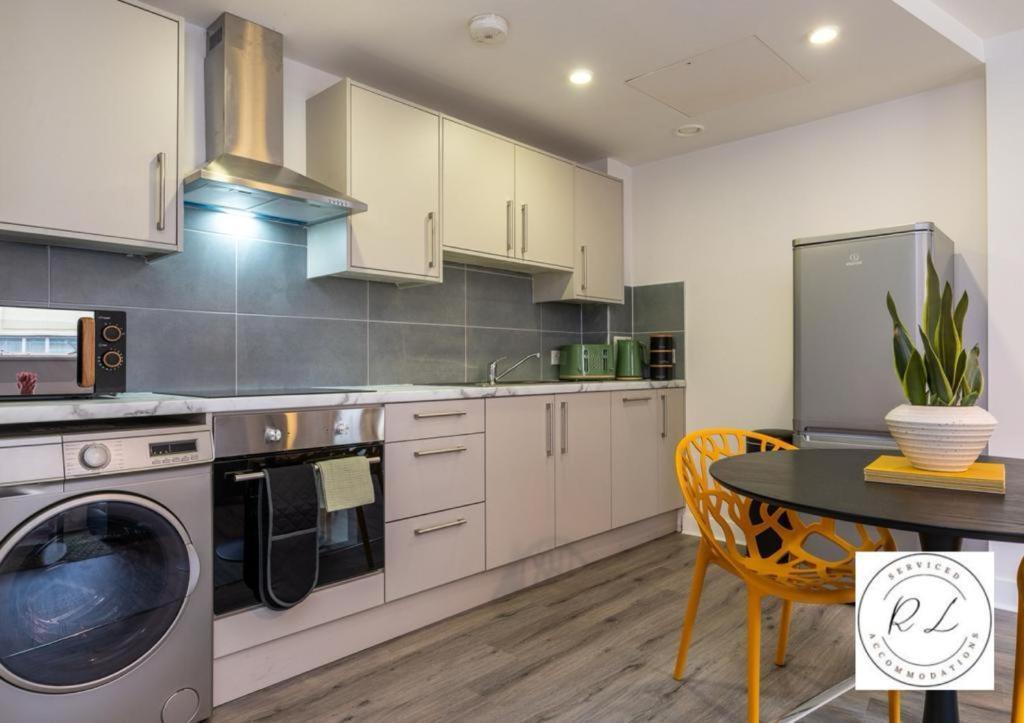 Modern Apartment, Free Parking & Monthly Savings Apartment Leicester
