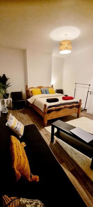 Cosy Split-level 2 Bed *