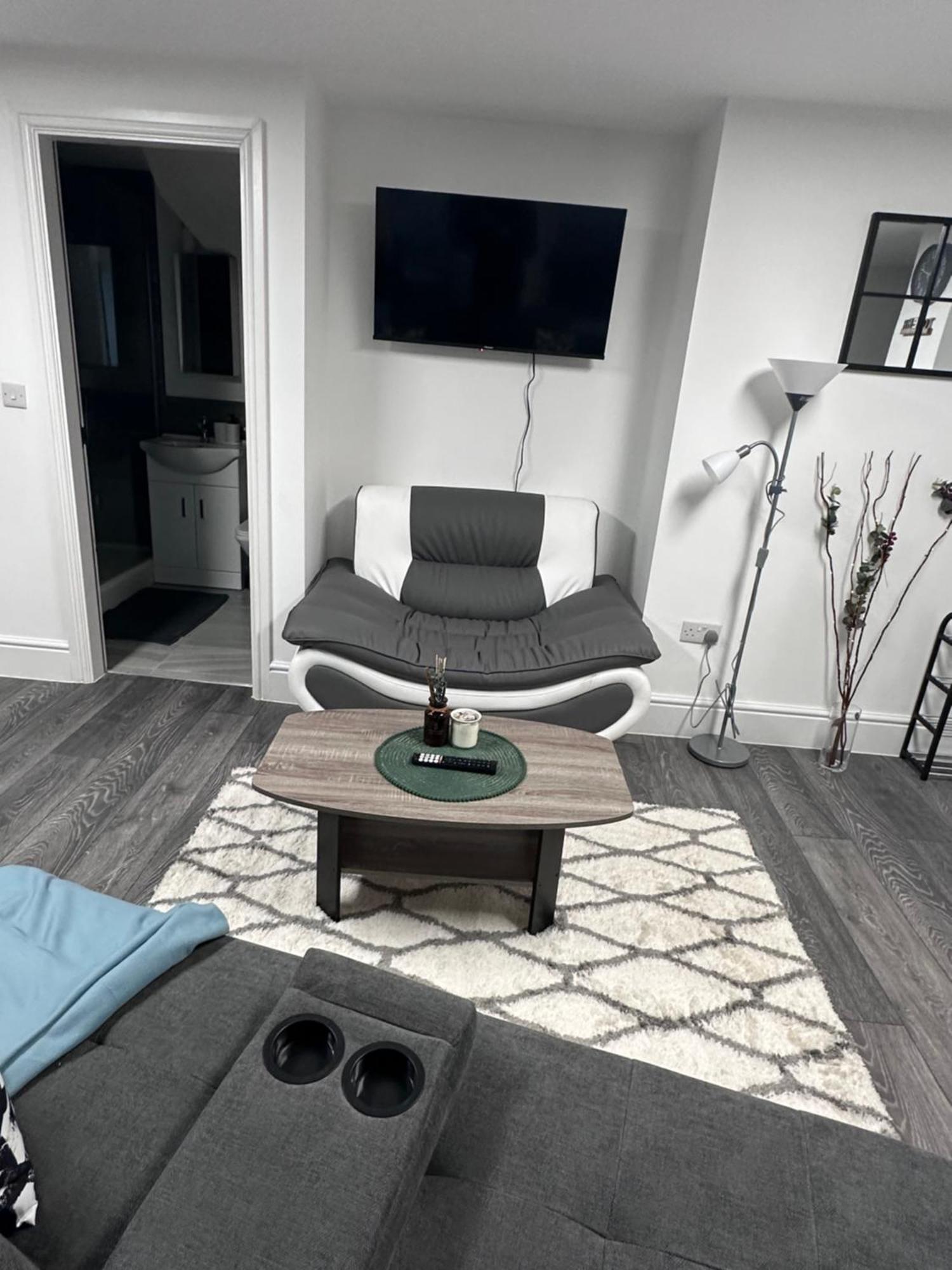 Stunning 2-flat In Leicester! *