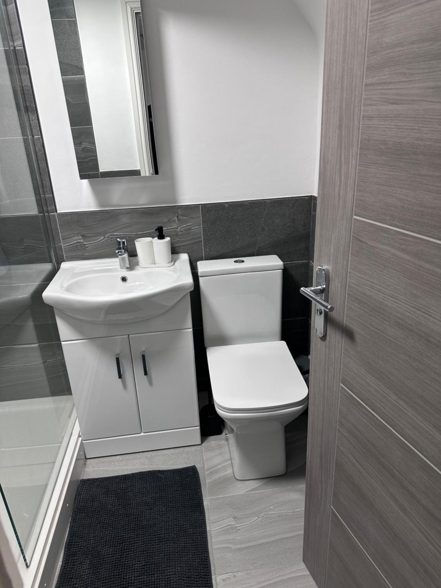 Stunning 2-flat In Leicester! Leicester