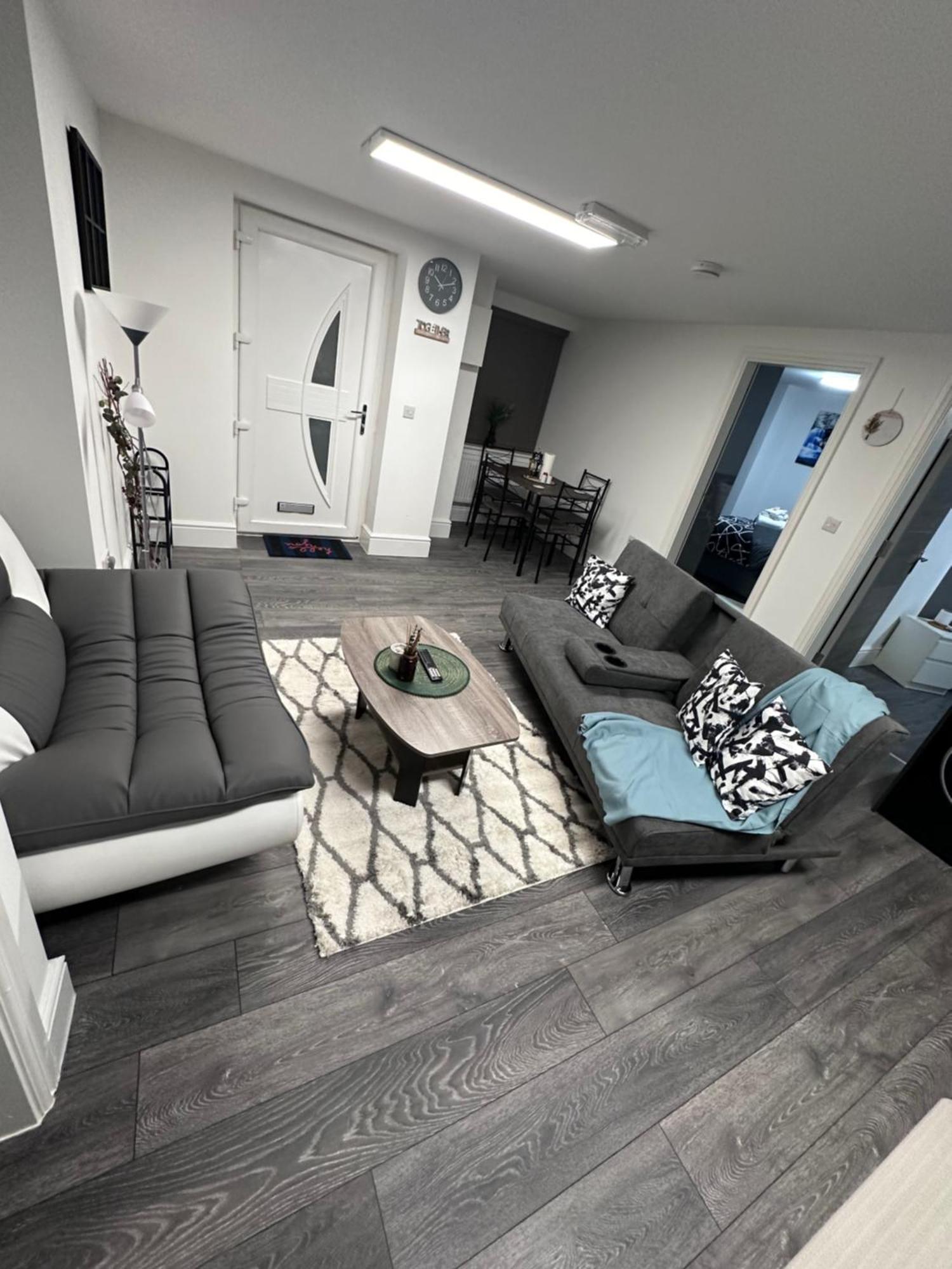 Stunning 2-flat In Leicester! Leicester