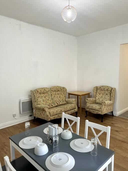 Spacious Flat With Free Parking Apartment *