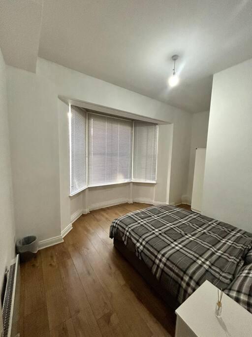 Spacious Flat With Free Parking Apartment