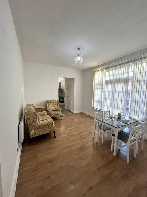 Spacious Flat With Free Parking Apartment *