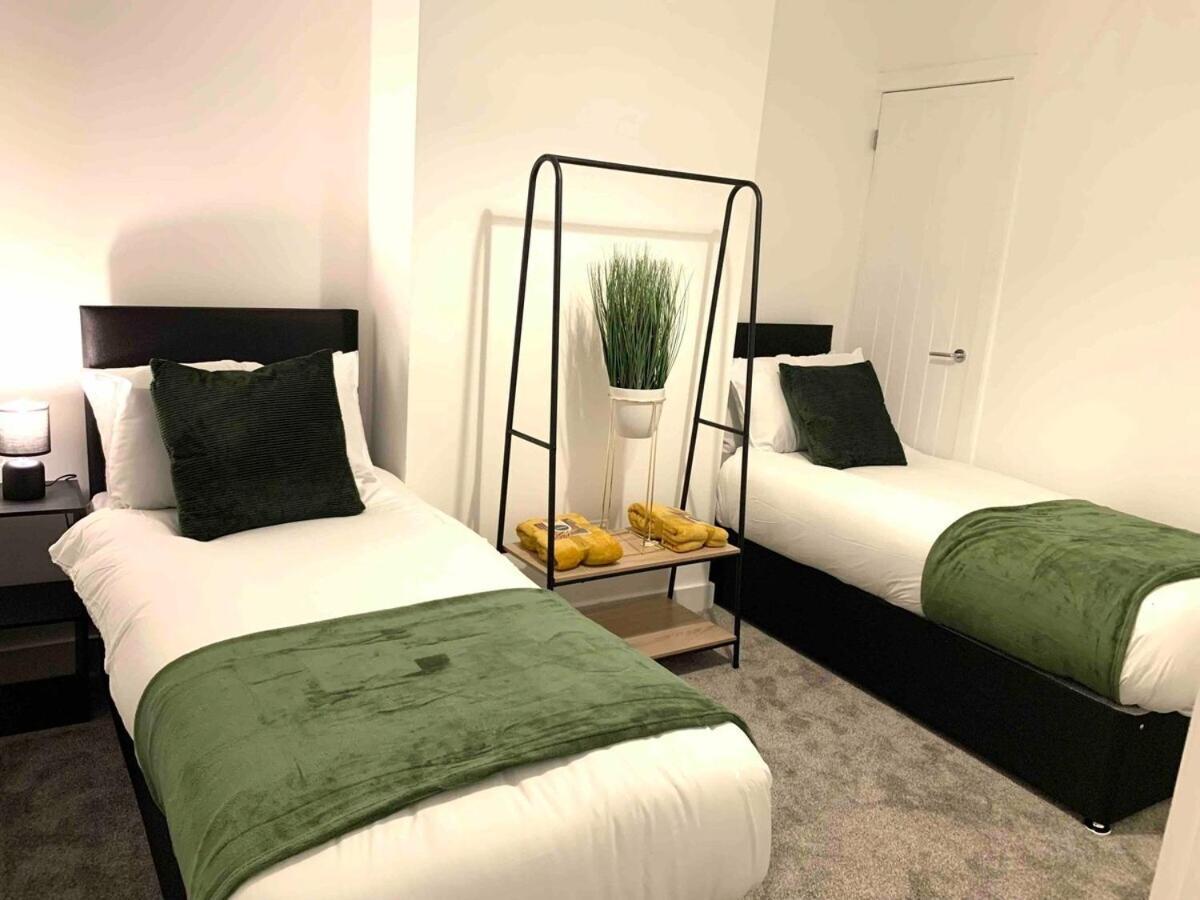 The Hughenden Townhouse / Free Parking / Wifi Apartment