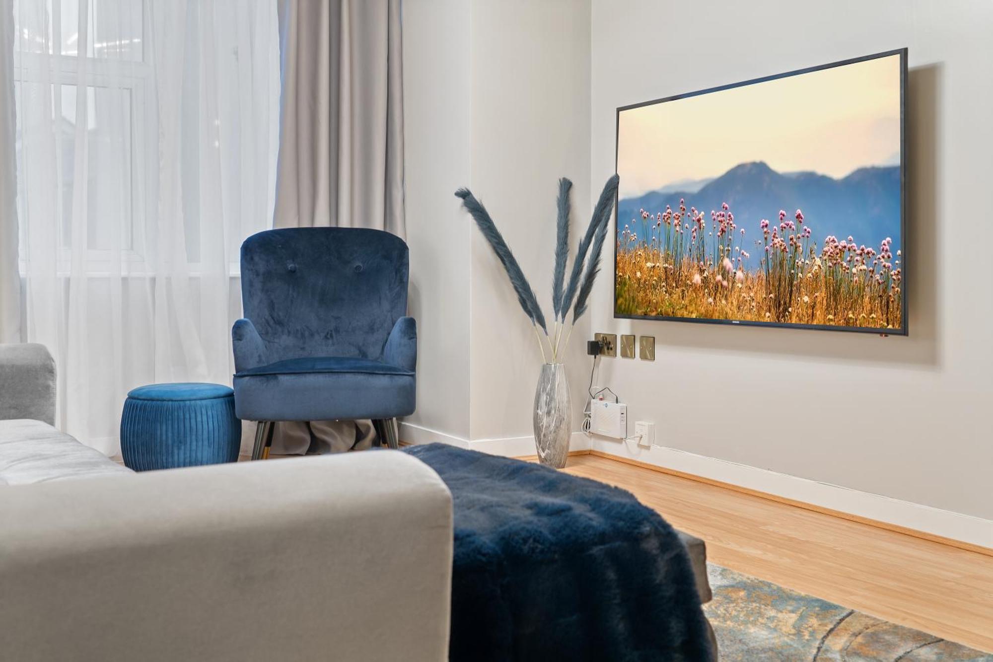 Apartment New Large Luxurious 2 Bed City Penthouse + Parking *