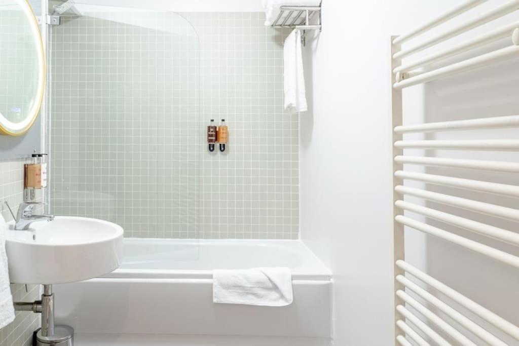 Apartment New Large Luxurious 2 Bed City Penthouse + Parking *