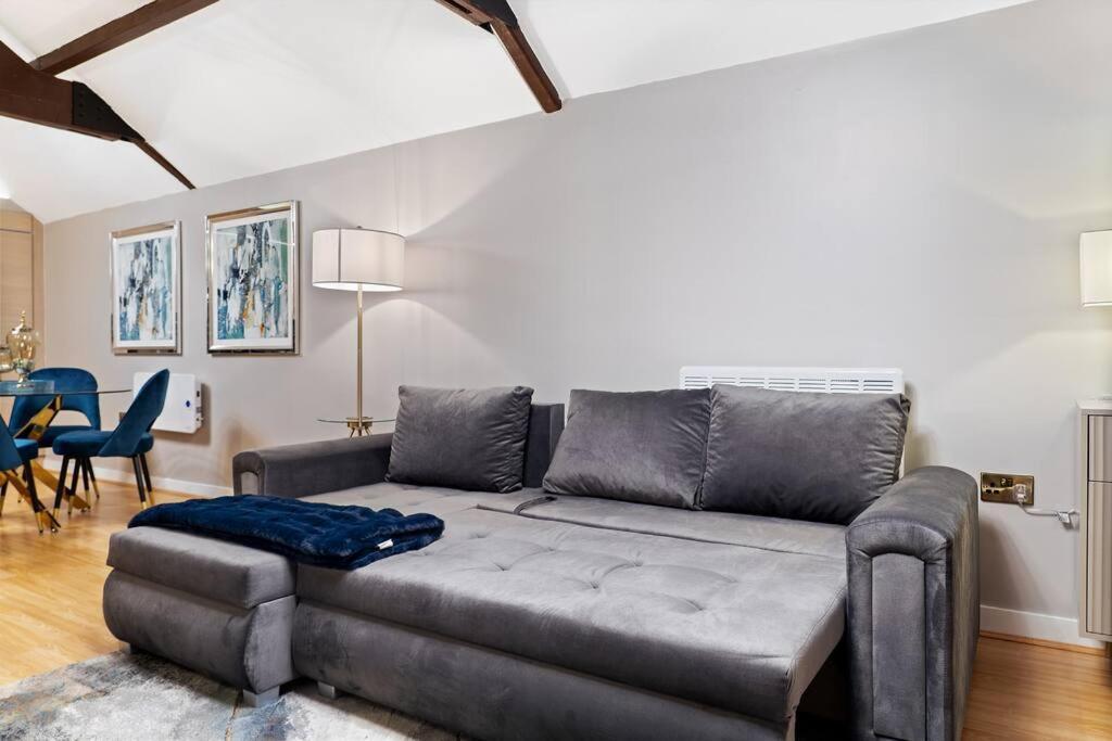 Apartment New Large Luxurious 2 Bed City Penthouse + Parking