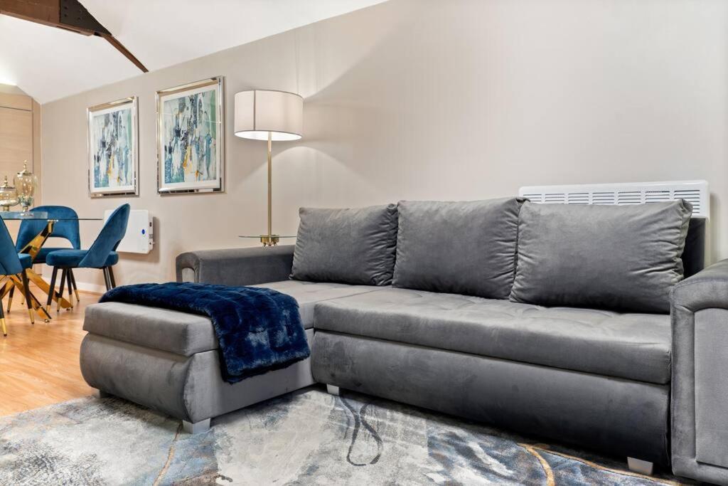 New Large Luxurious 2 Bed City Penthouse + Parking Apartment