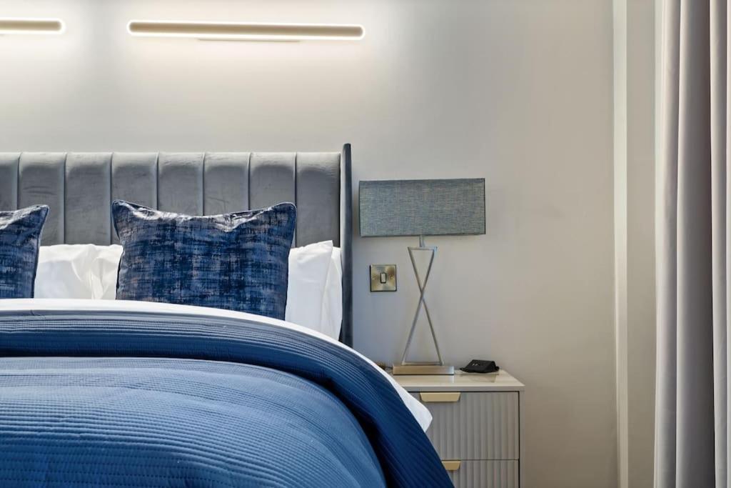 New Large Luxurious 2 Bed City Penthouse + Parking Apartment