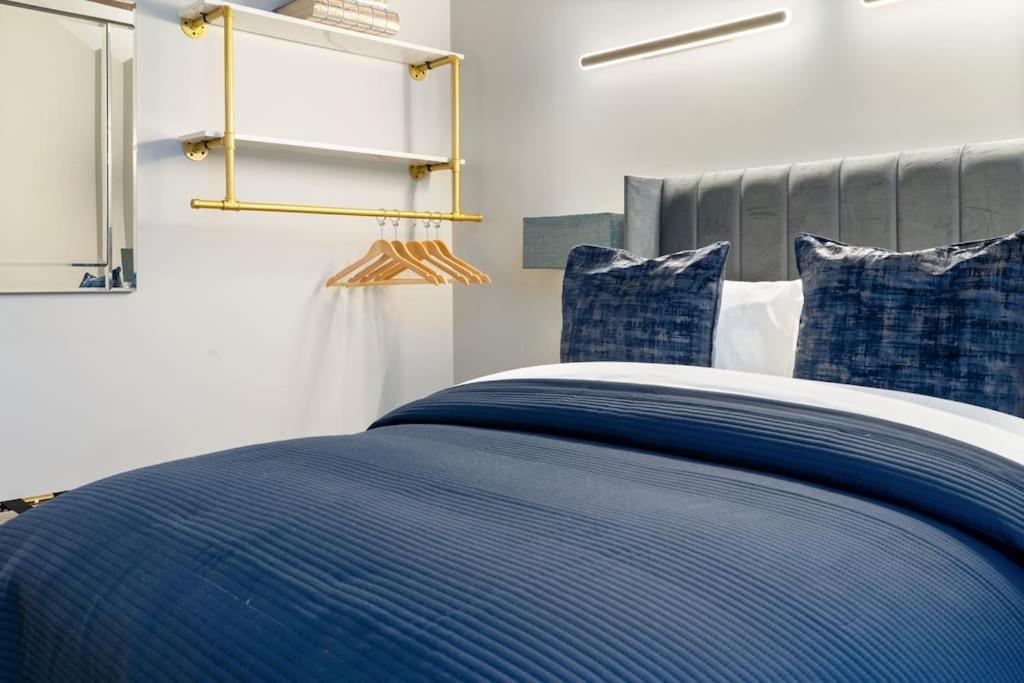 New Large Luxurious 2 Bed City Penthouse + Parking