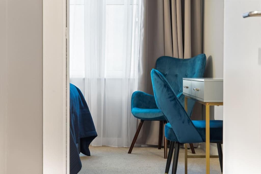 New Large Luxurious 2 Bed City Penthouse + Parking