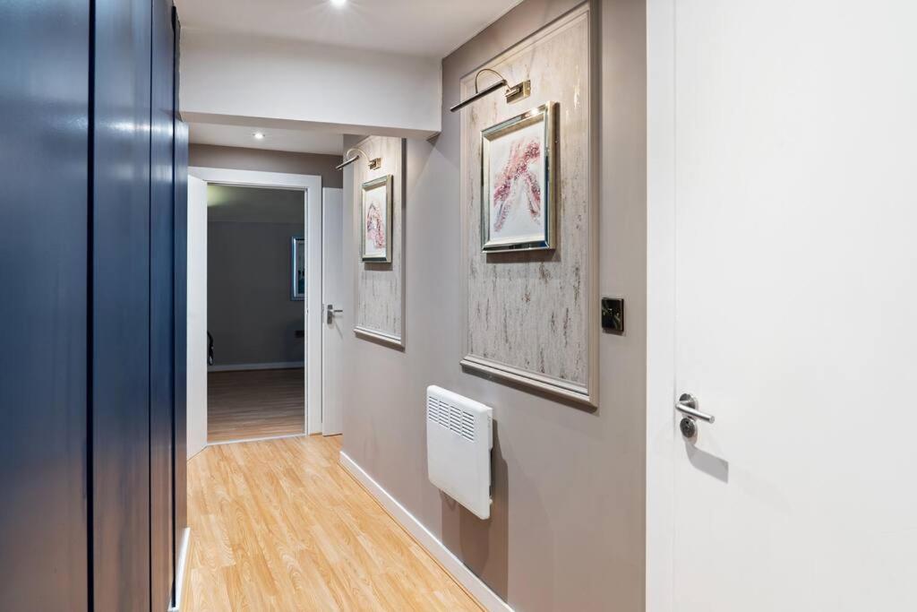 Apartment New Large Luxurious 2 Bed City Penthouse + Parking *
