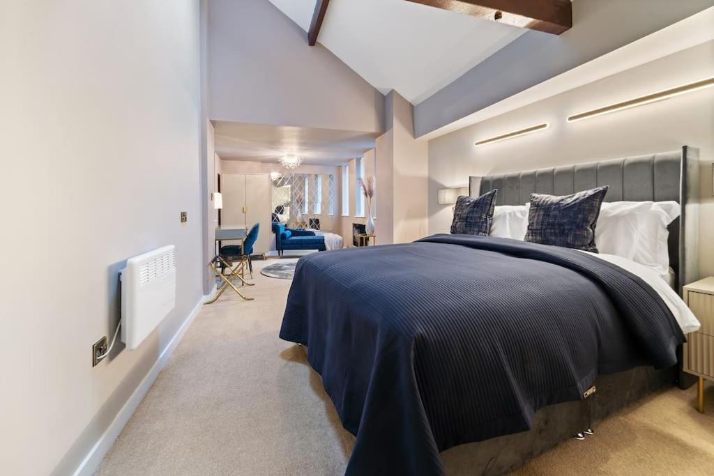 New Large Luxurious 2 Bed City Penthouse + Parking Apartment *