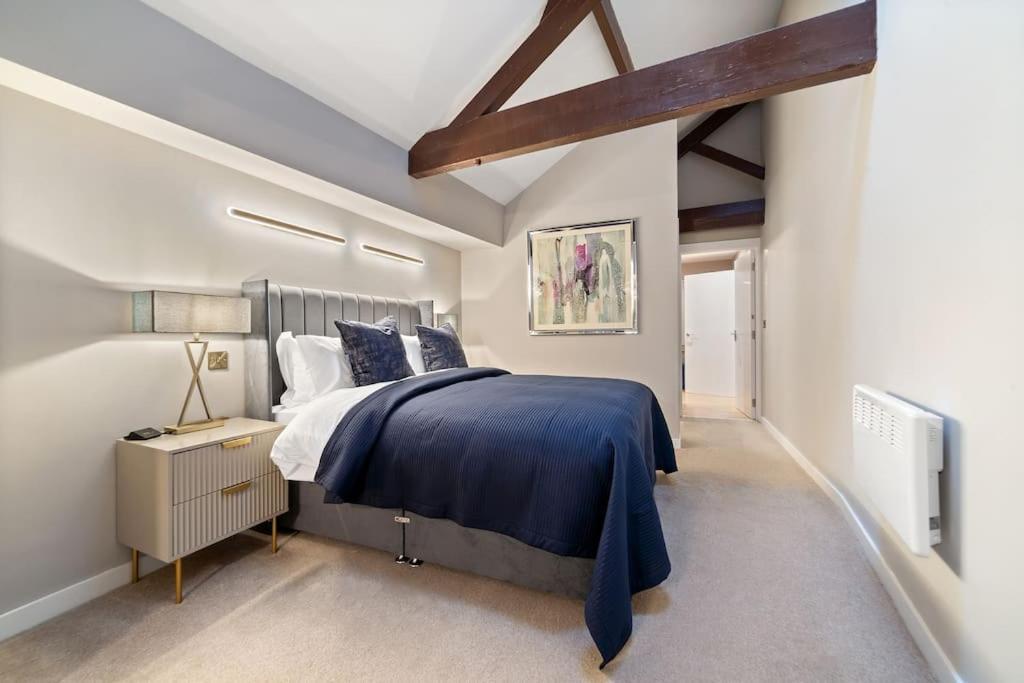 New Large Luxurious 2 Bed City Penthouse + Parking *
