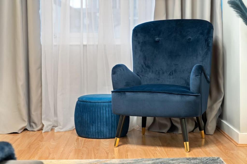 New Large Luxurious 2 Bed City Penthouse + Parking Apartment *