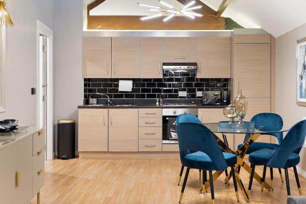 New Large Luxurious 2 Bed City Penthouse + Parking