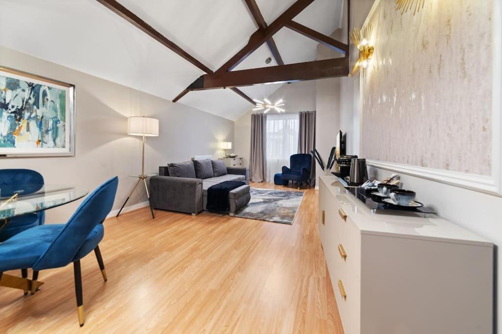 New Large Luxurious 2 Bed City Penthouse + Parking Apartment *