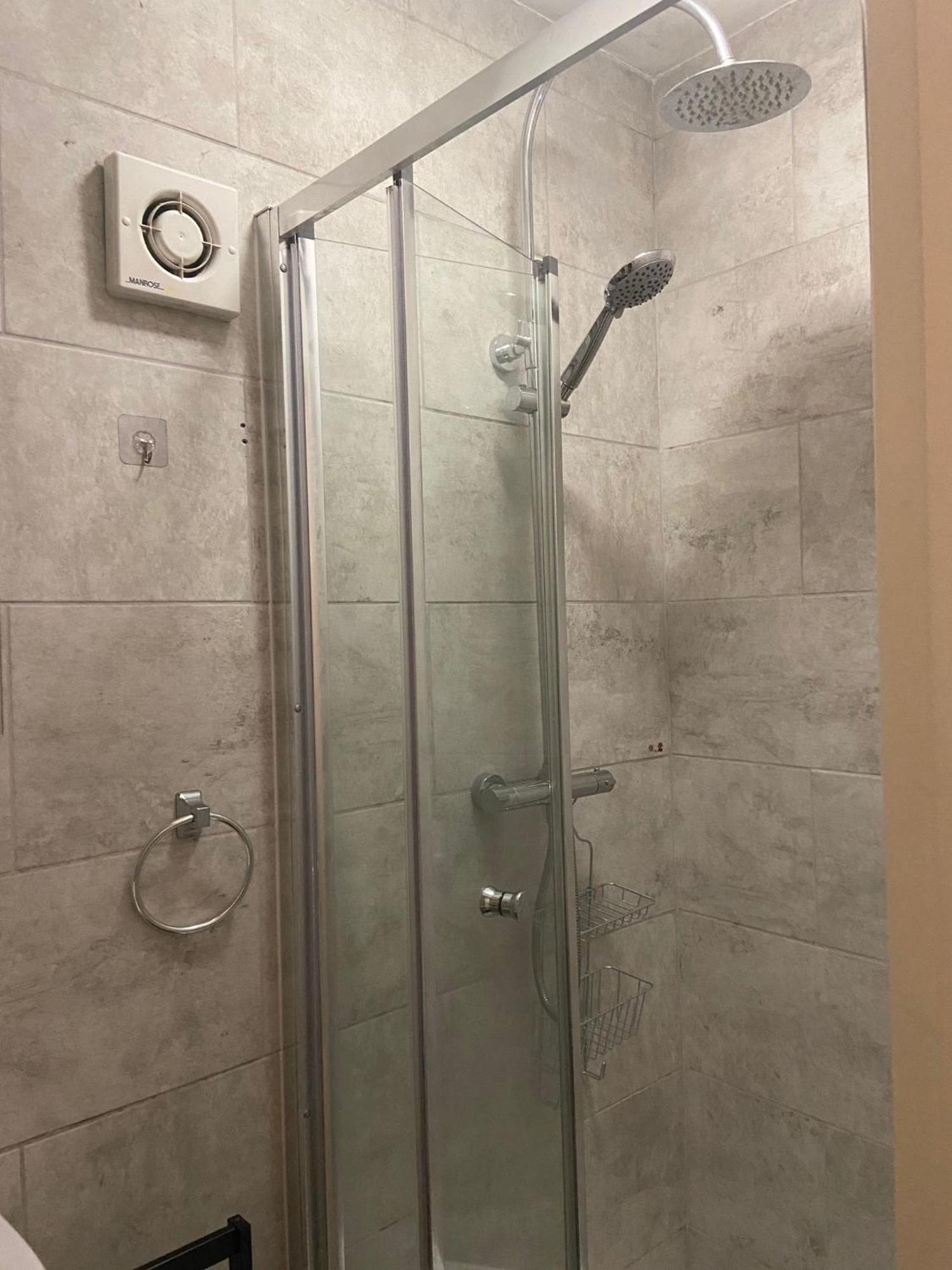 Amazing 2 Bedroom , Ground Floor ,garden ,free Wi-fi , Free Parking ,sleeps Up To 6 *