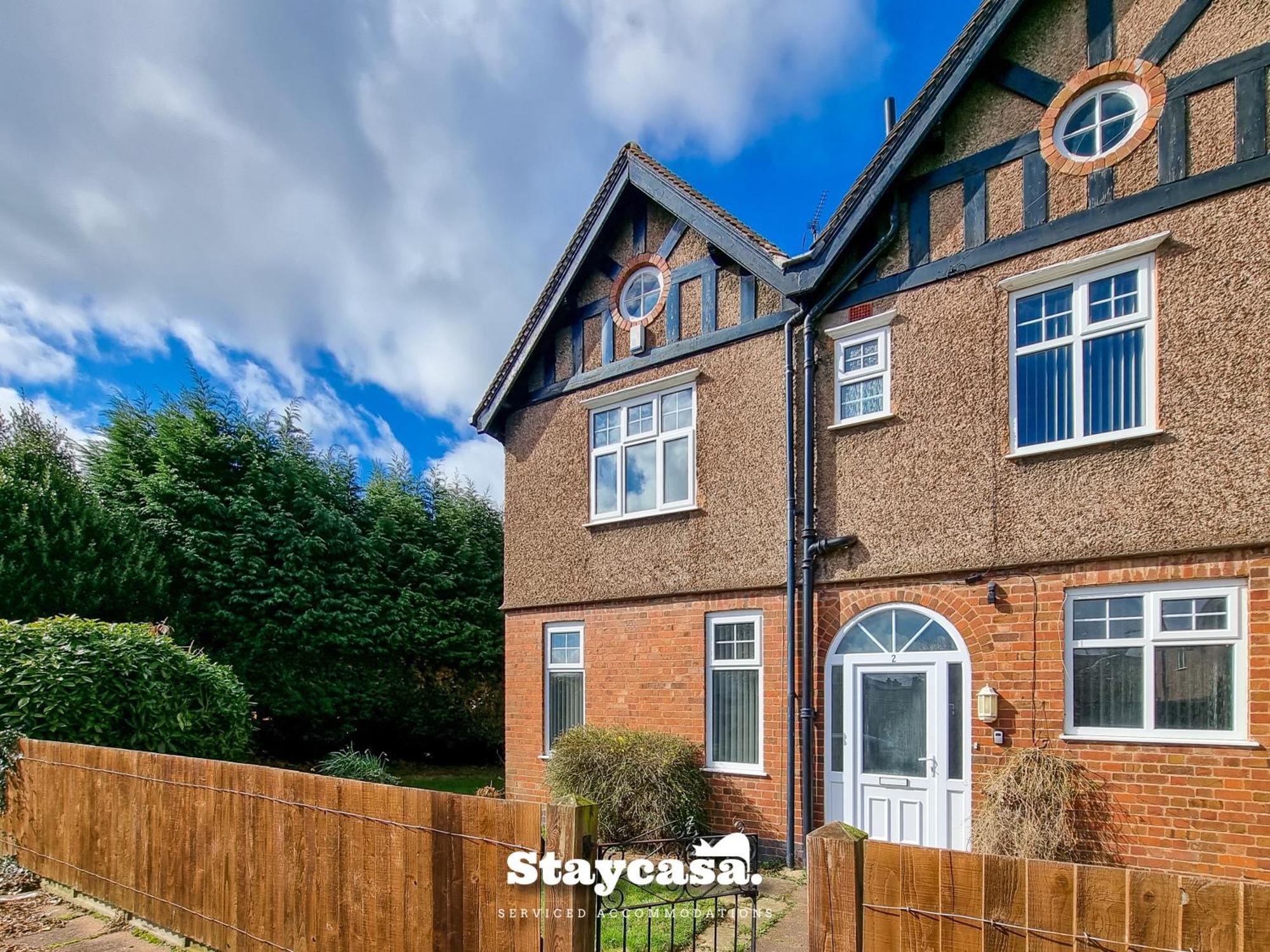 Detached King Suite With Large Garden & Driveway
