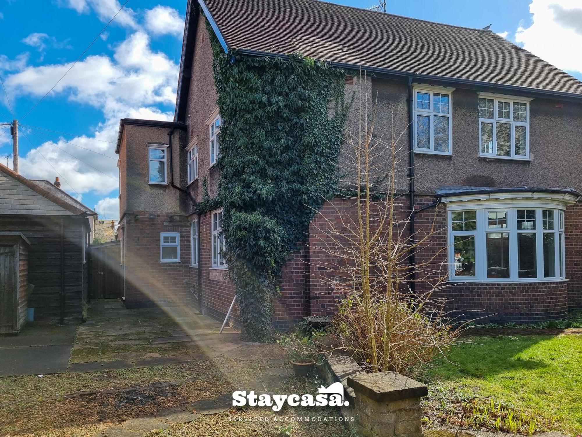 Detached King Suite With Large Garden & Driveway *
