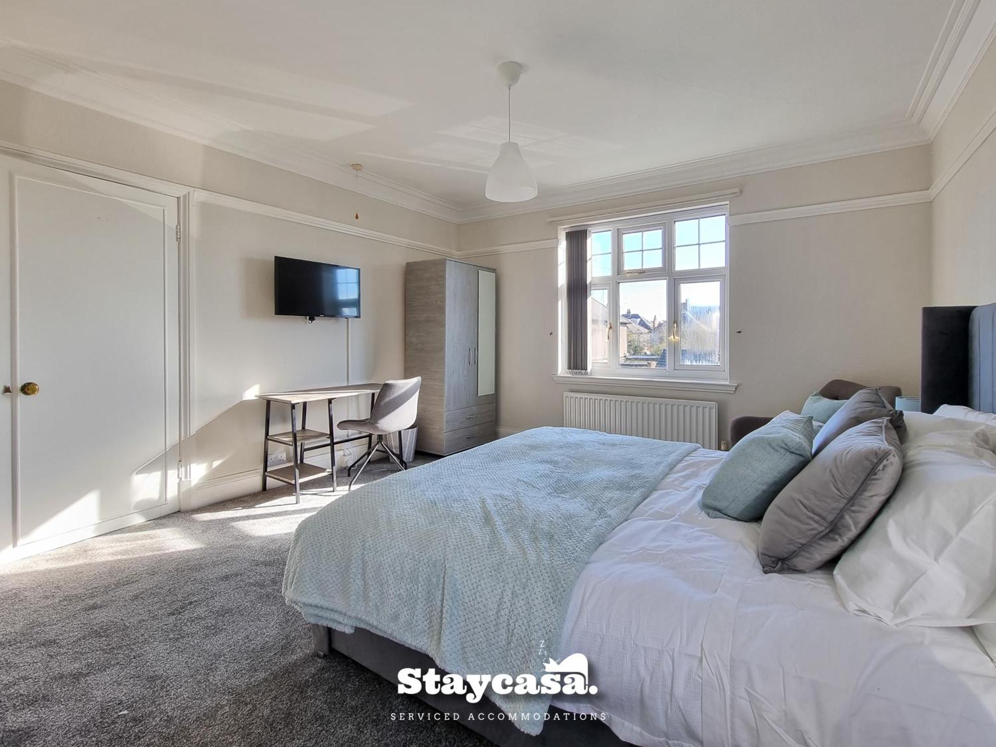 Detached King Suite With Large Garden & Driveway