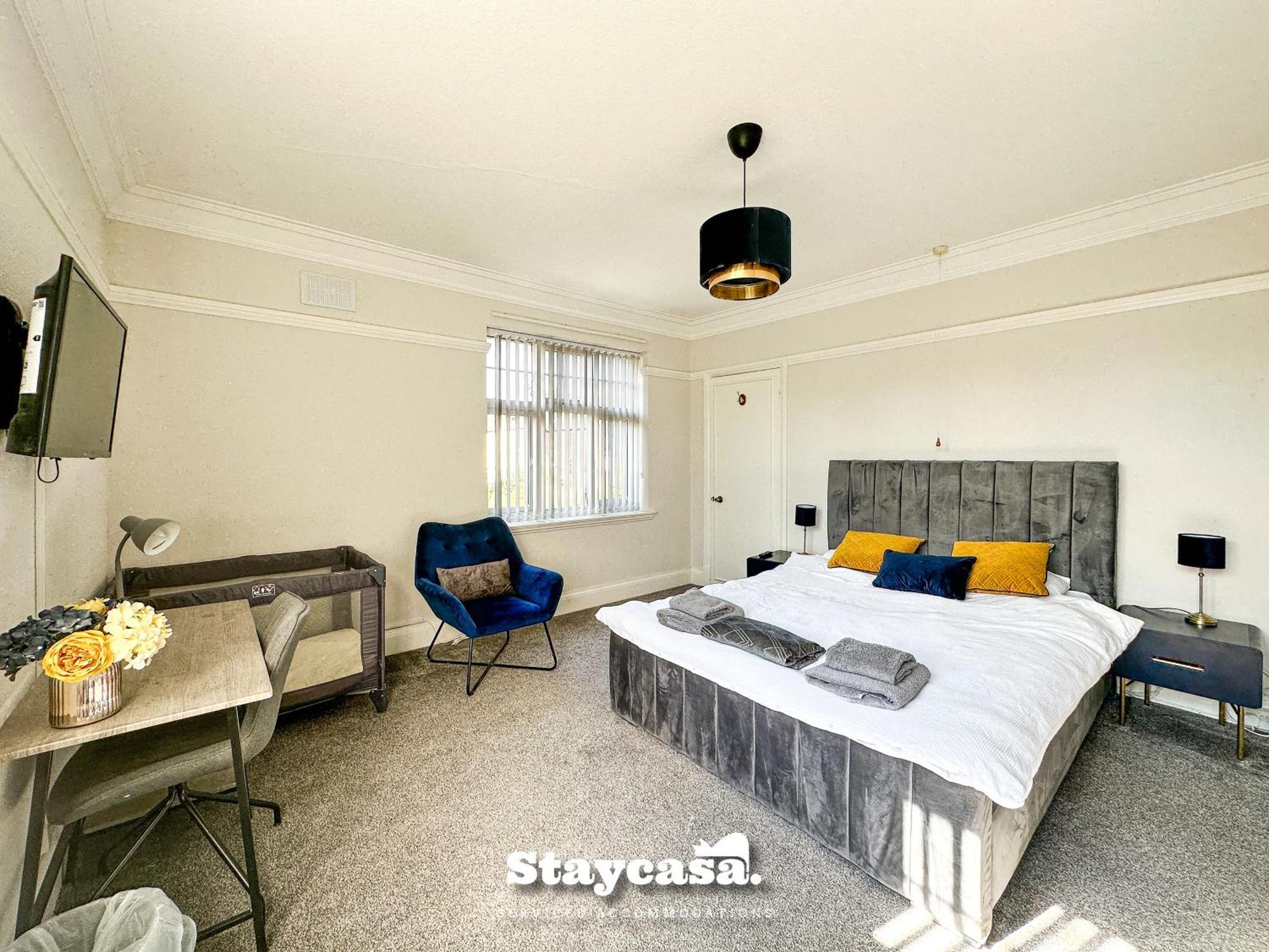 Detached King Suite With Large Garden & Driveway