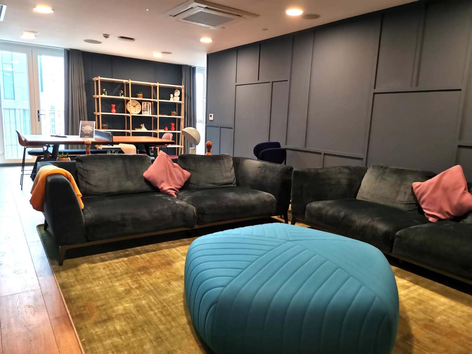 By Charles Hope Apartamento *