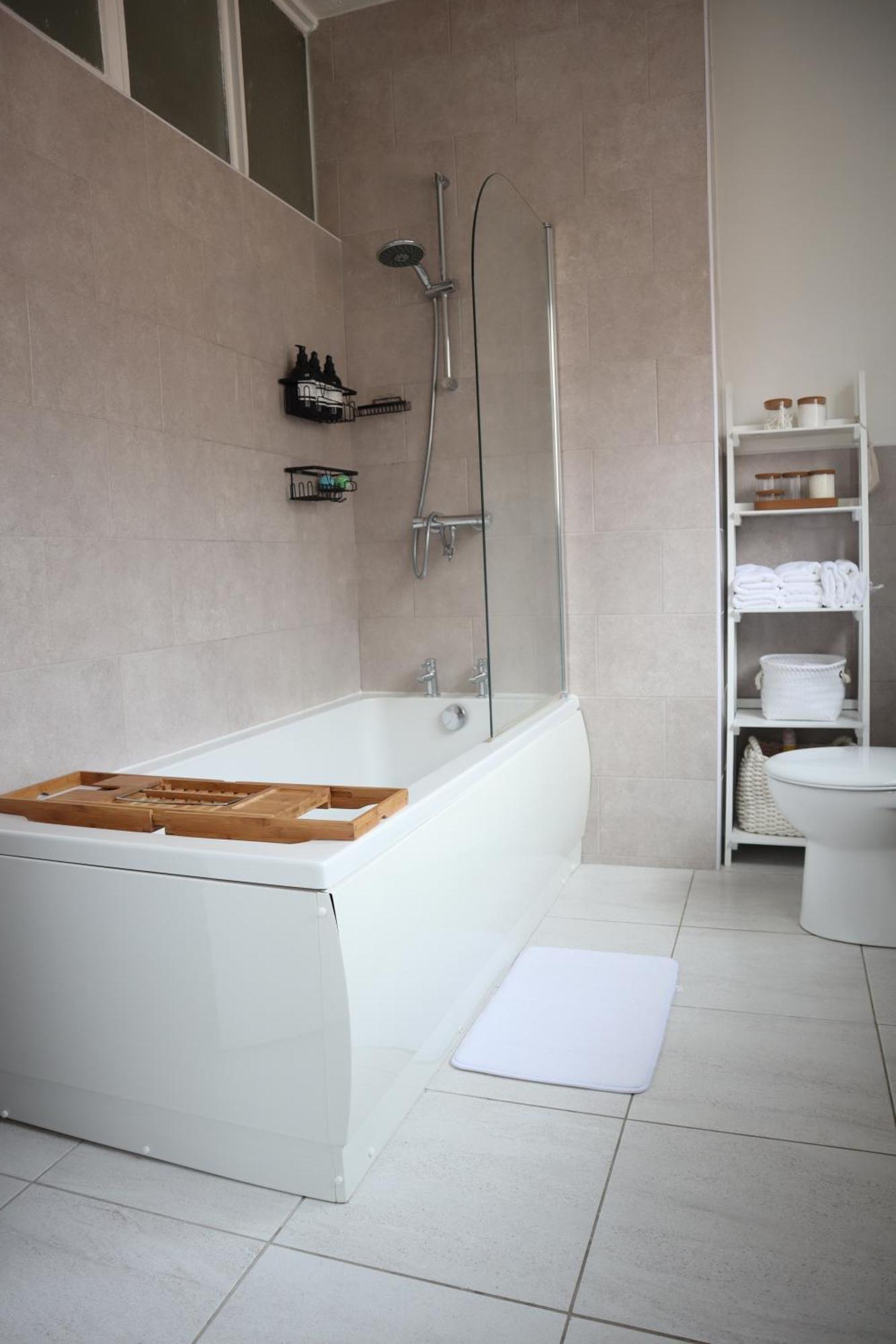 Apartment Spacious 1 Bedroom *