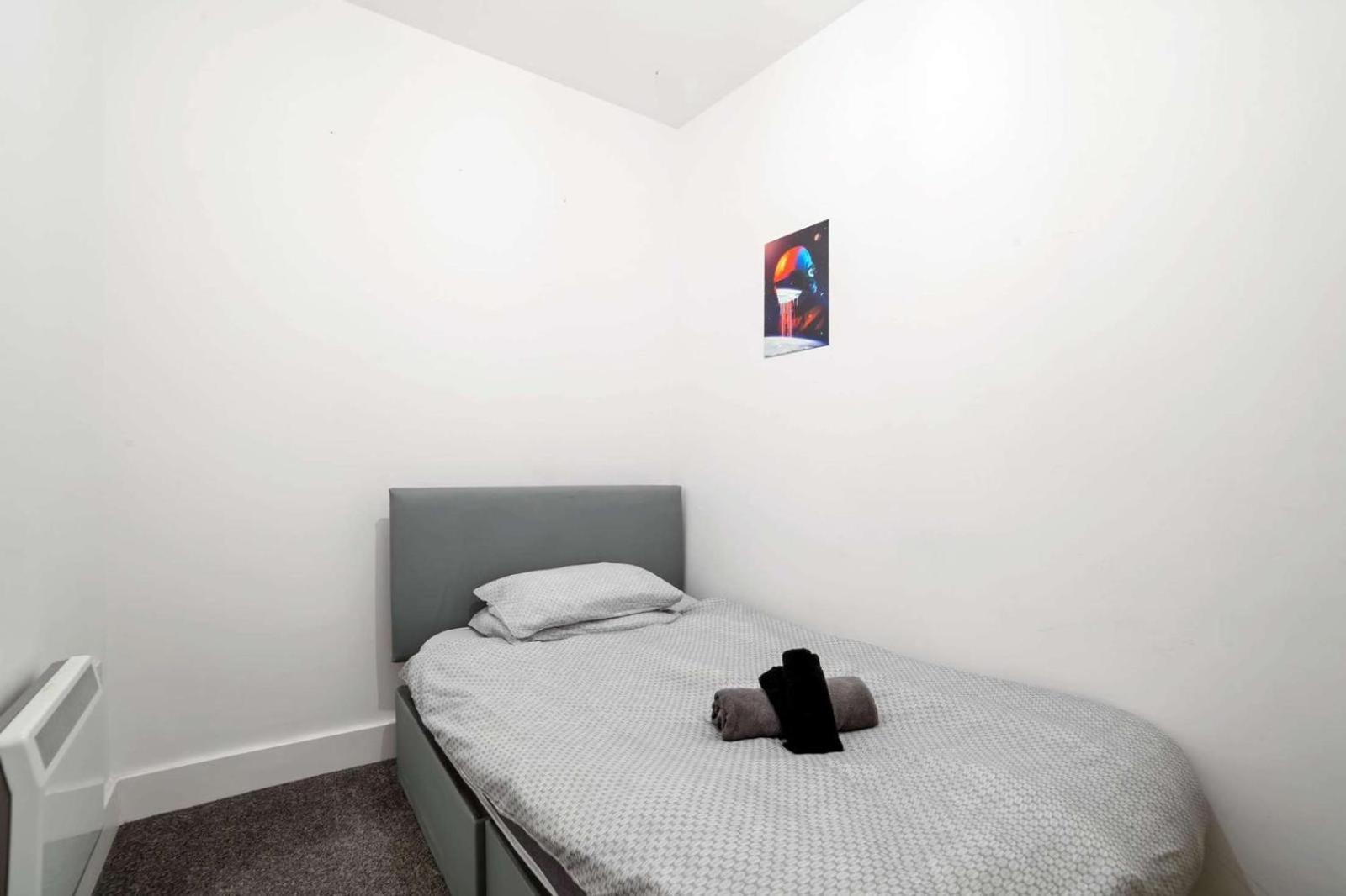 Spacious City Centre W/ Free Valet Parking Apartment