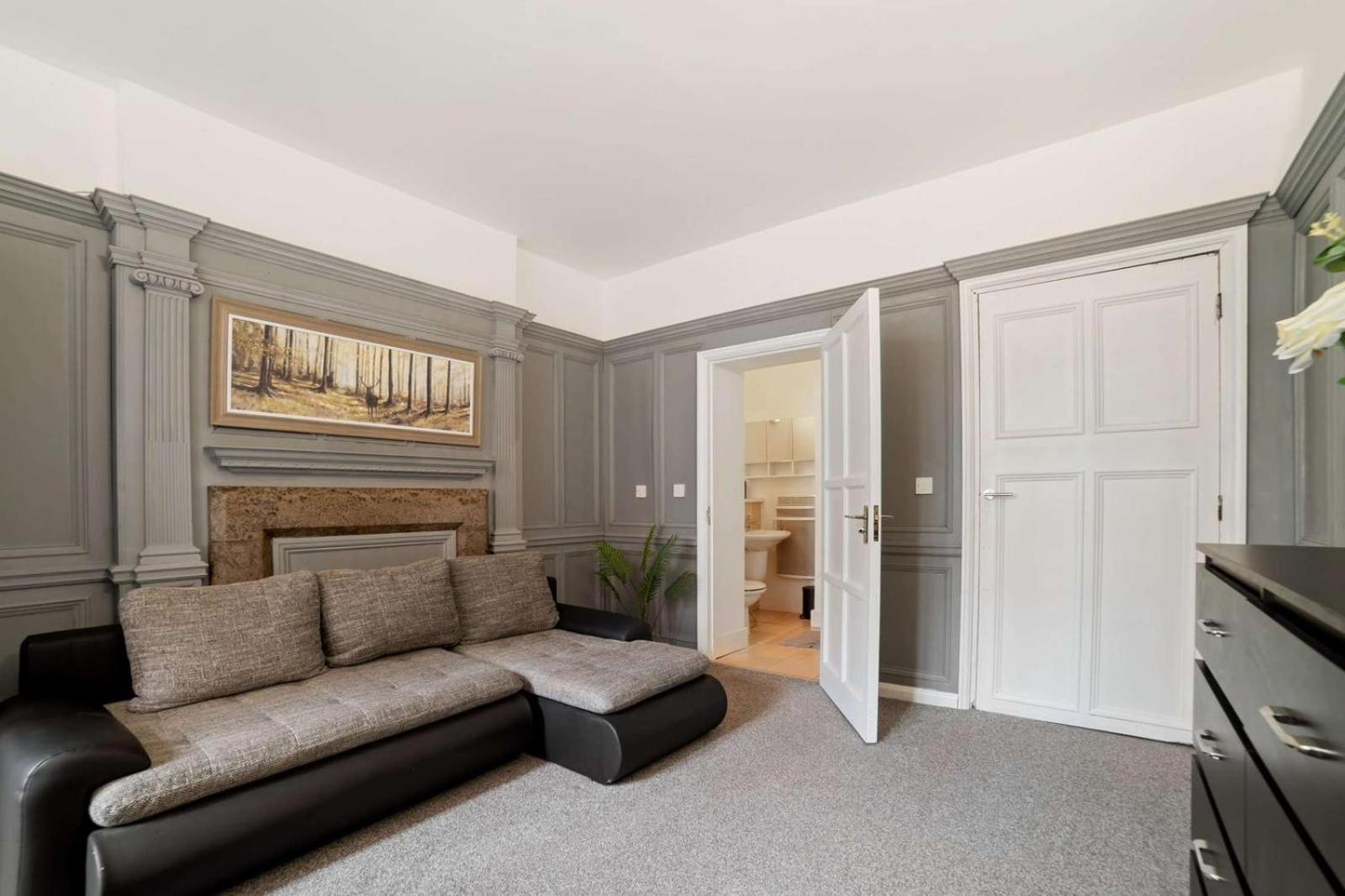 Spacious City Centre W/ Free Valet Parking Apartment