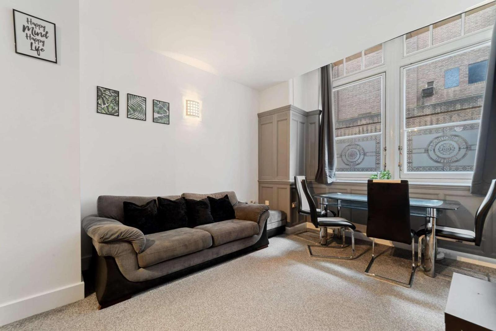 Spacious City Centre W/ Free Valet Parking Apartment