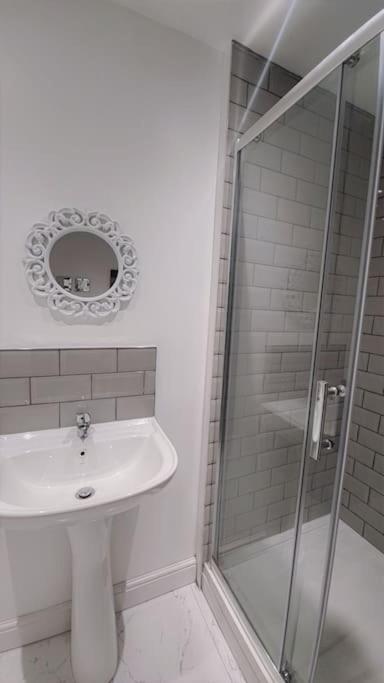 3 Bedroom, 3 Bathroom, Modern Apartment, *