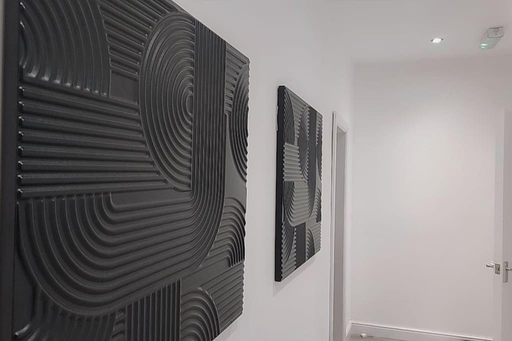 3 Bedroom, 3 Bathroom, Modern Apartment, *