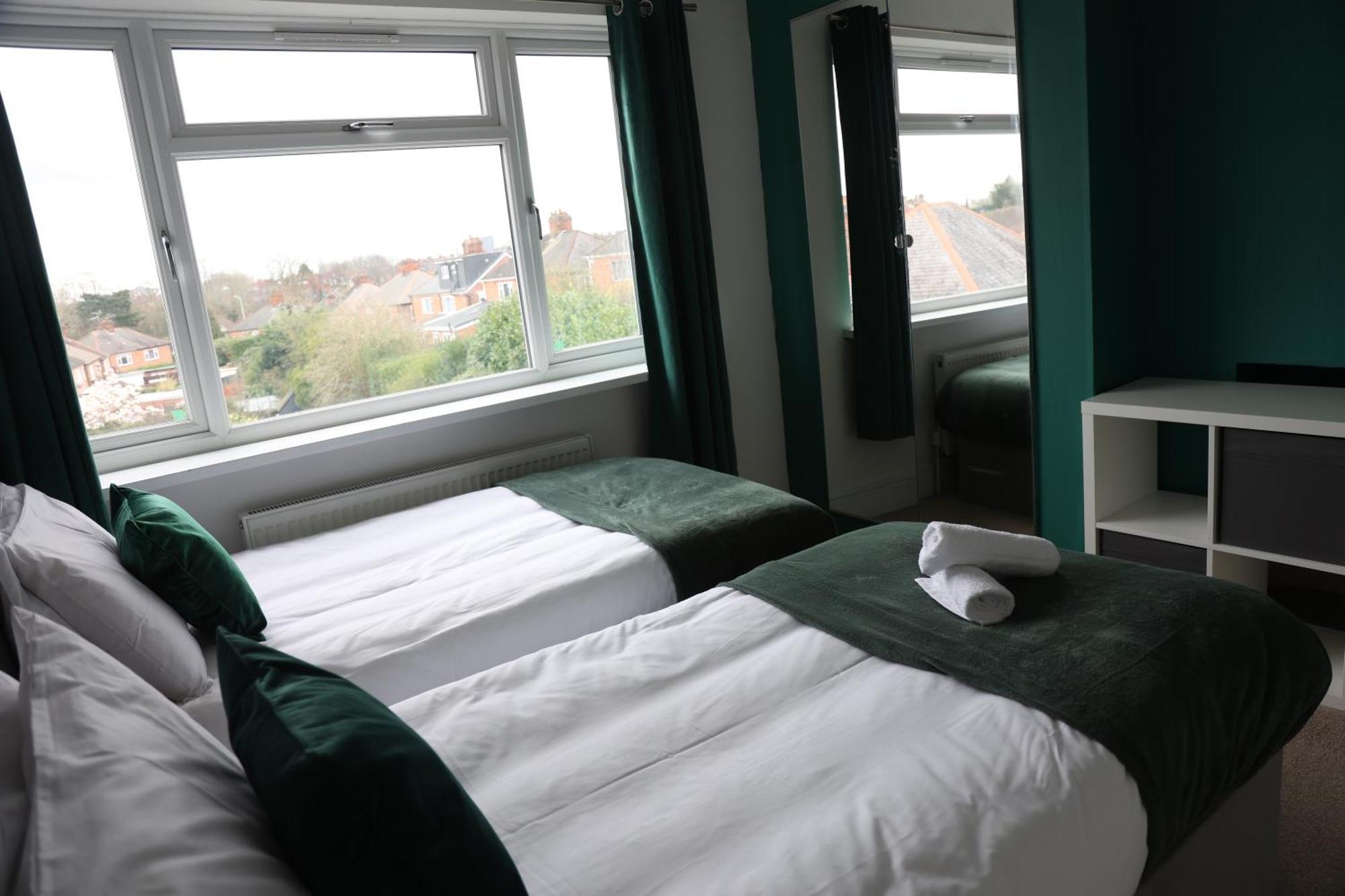 Contractors, Professionals & Relocators Dream Holiday home Leicester