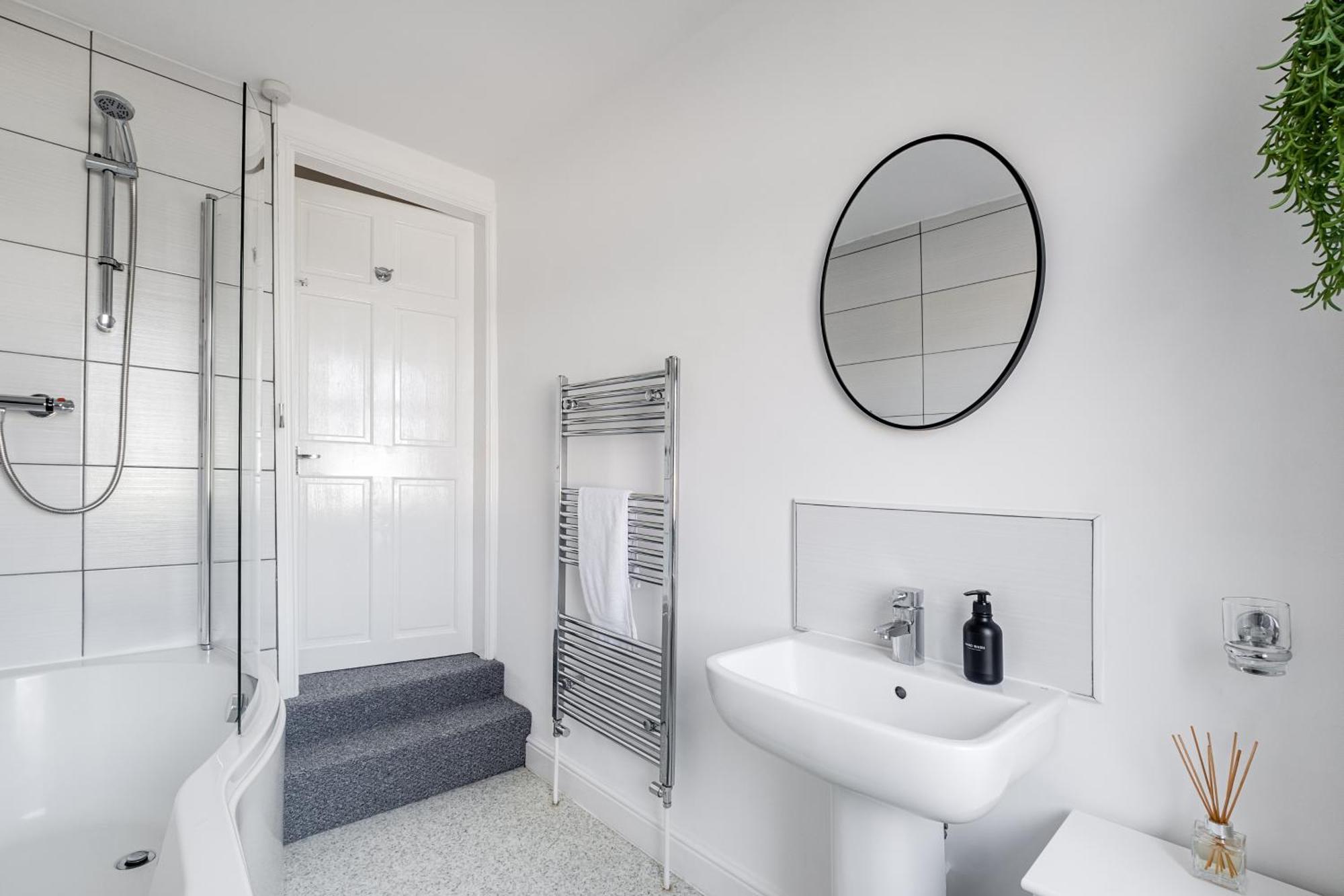 Inspira - Stylish Modern 2 Bedroom House - 7 Mins From M1 - Free Parking - Wifi & Smart Tv Apartment