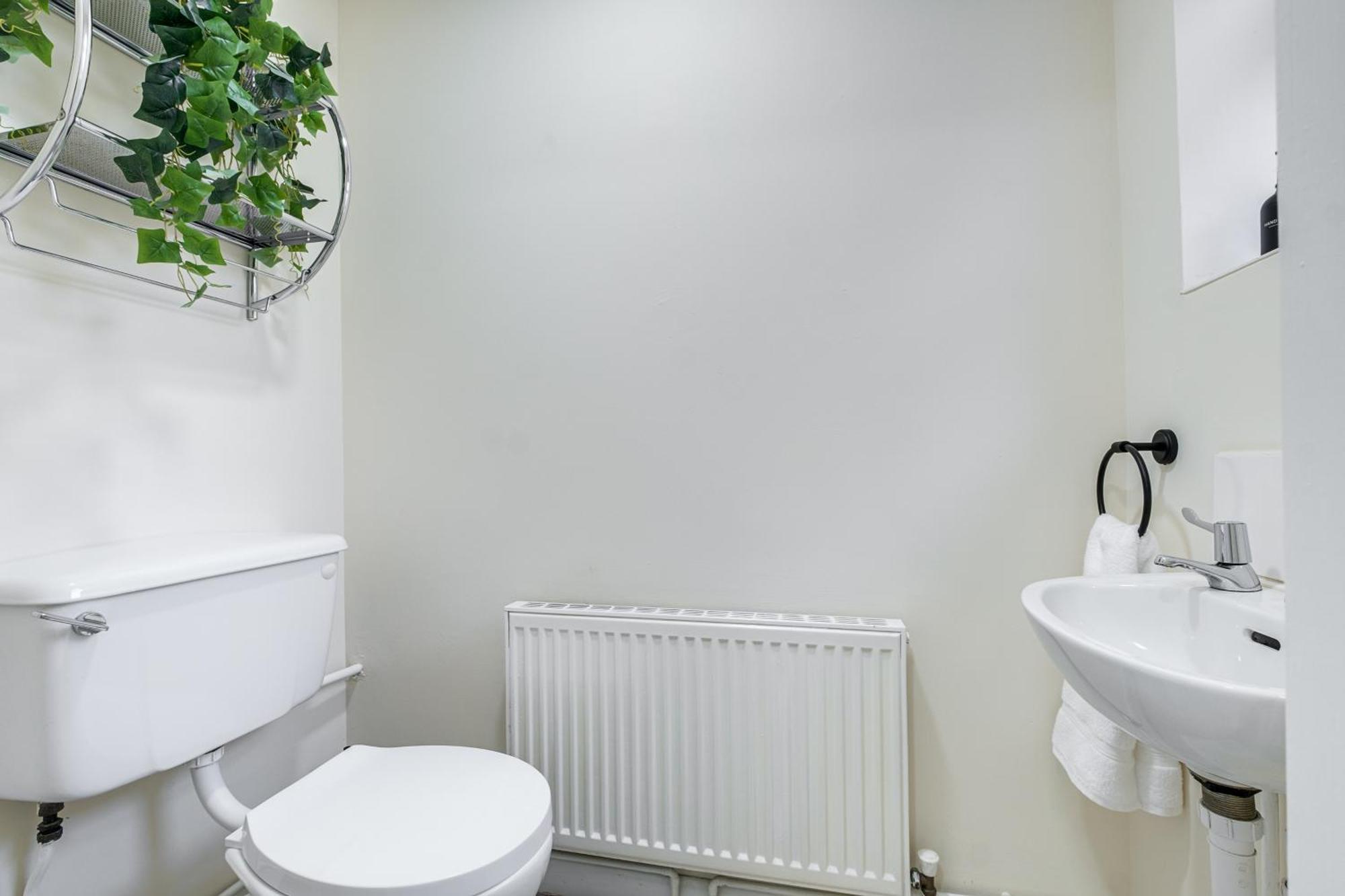 Inspira - Stylish Modern 2 Bedroom House - 7 Mins From M1 - Free Parking - Wifi & Smart Tv Apartment
