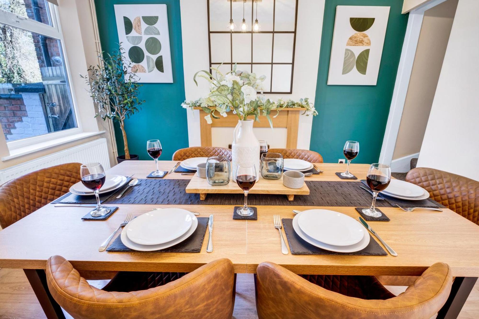 Inspira - Stylish Modern 2 Bedroom House - 7 Mins From M1 - Free Parking - Wifi & Smart Tv *
