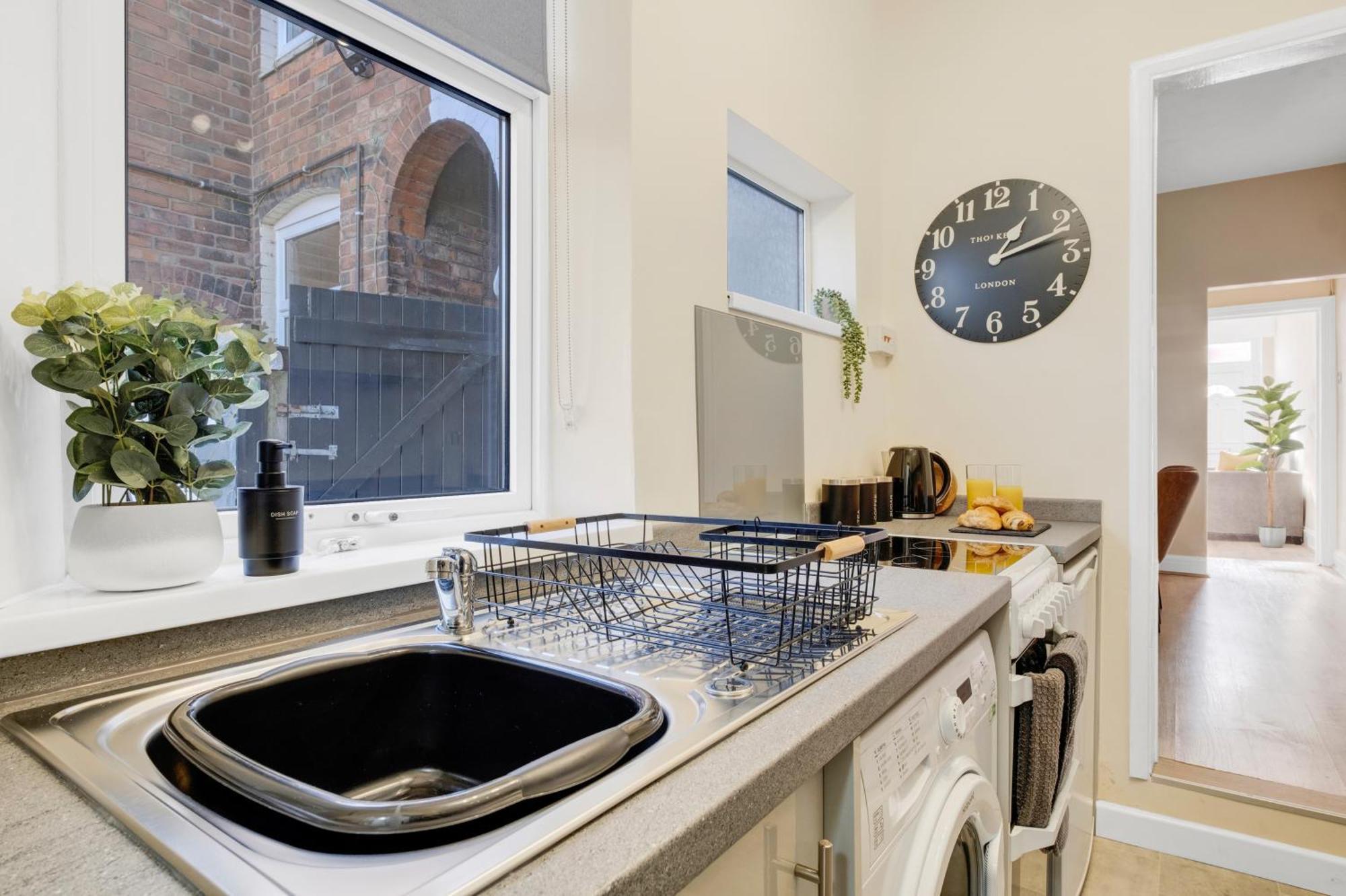 Inspira - Stylish Modern 2 Bedroom House - 7 Mins From M1 - Free Parking - Wifi & Smart Tv *