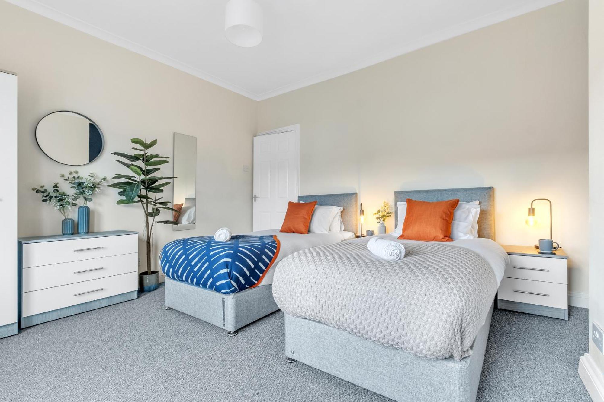 Inspira - Stylish Modern 2 Bedroom House - 7 Mins From M1 - Free Parking - Wifi & Smart Tv