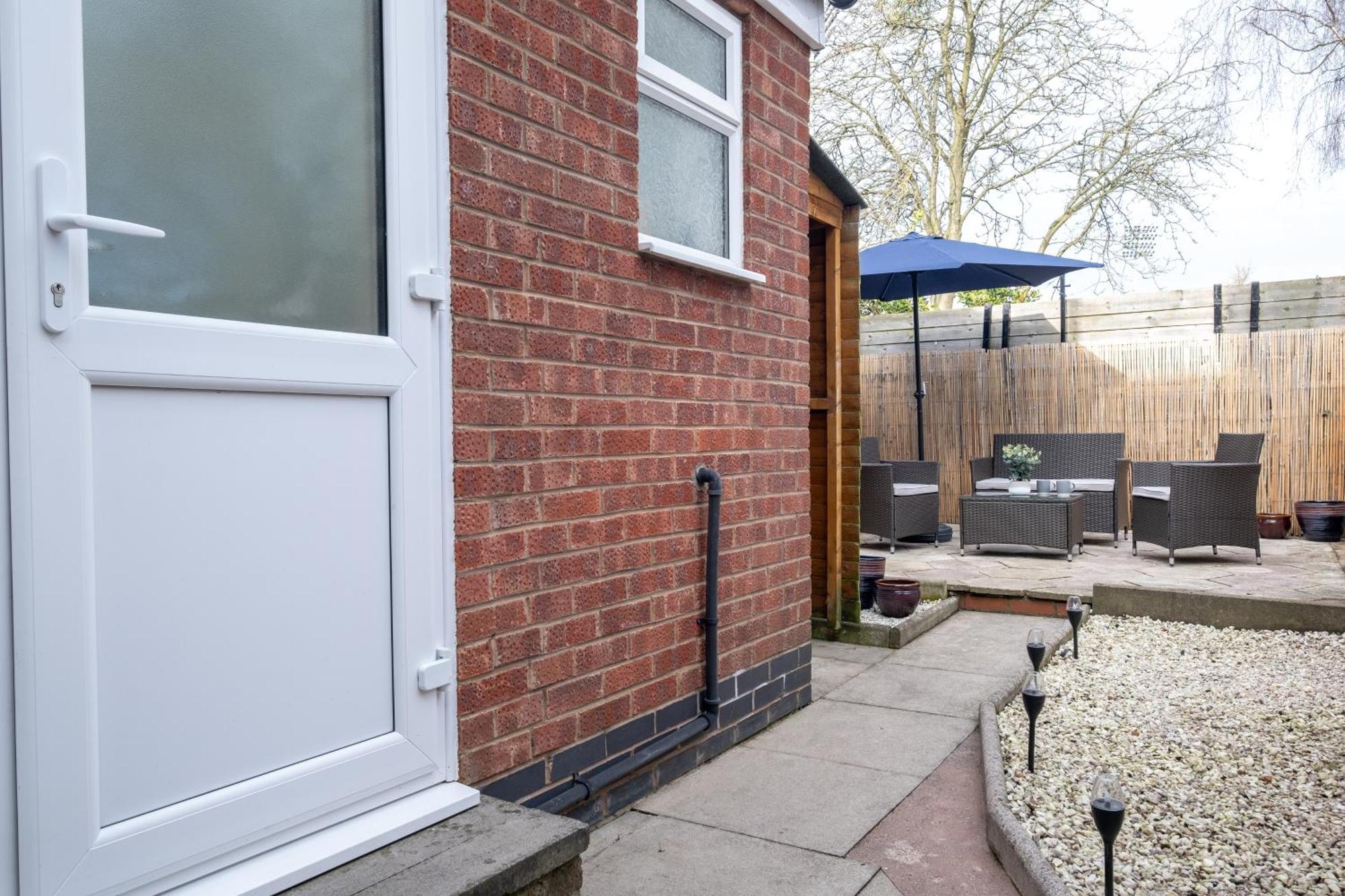 Inspira - Stylish Modern 2 Bedroom House - 7 Mins From M1 - Free Parking - Wifi & Smart Tv * Leicester