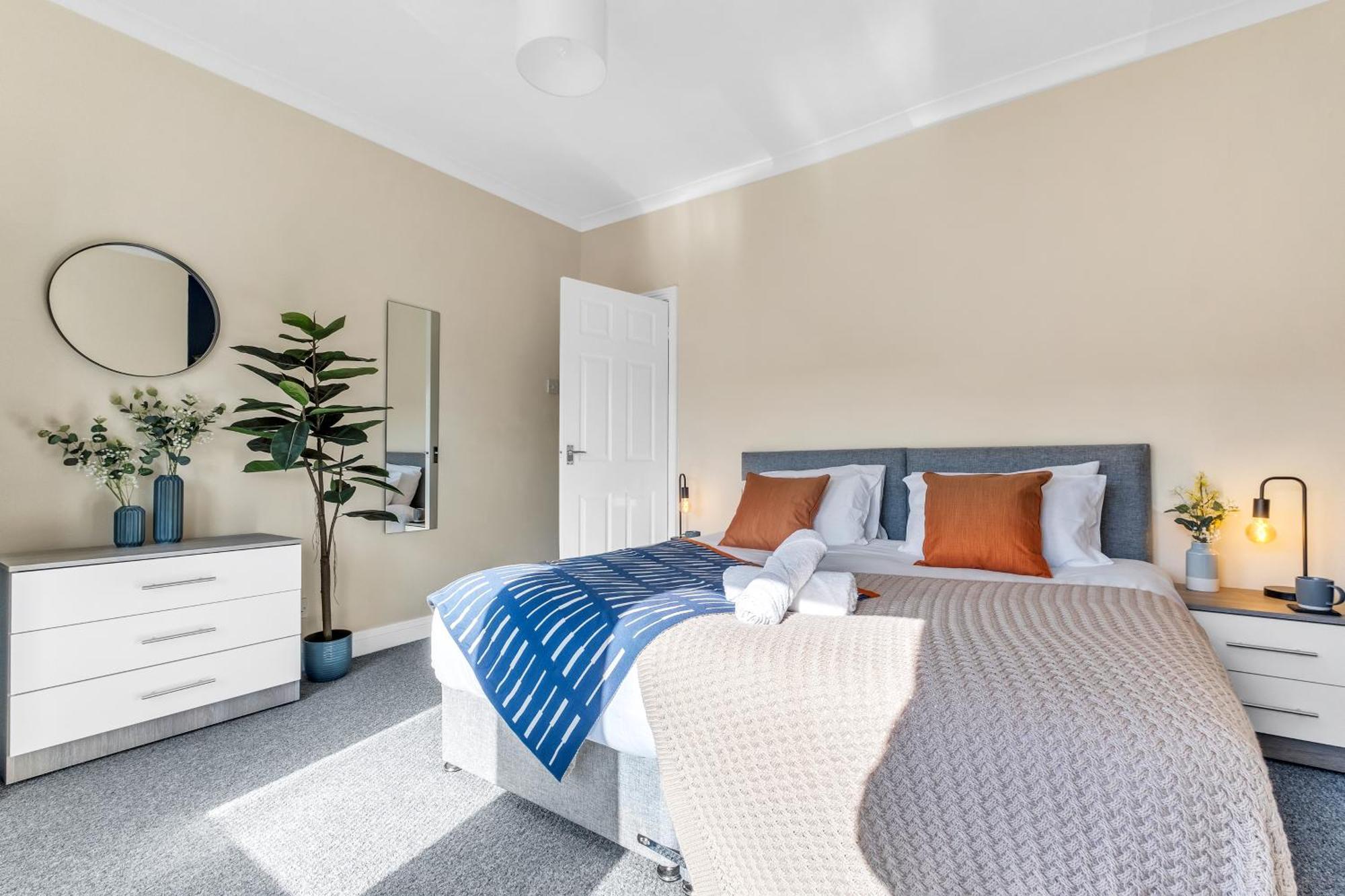 Inspira - Stylish Modern 2 Bedroom House - 7 Mins From M1 - Free Parking - Wifi & Smart Tv Apartment *