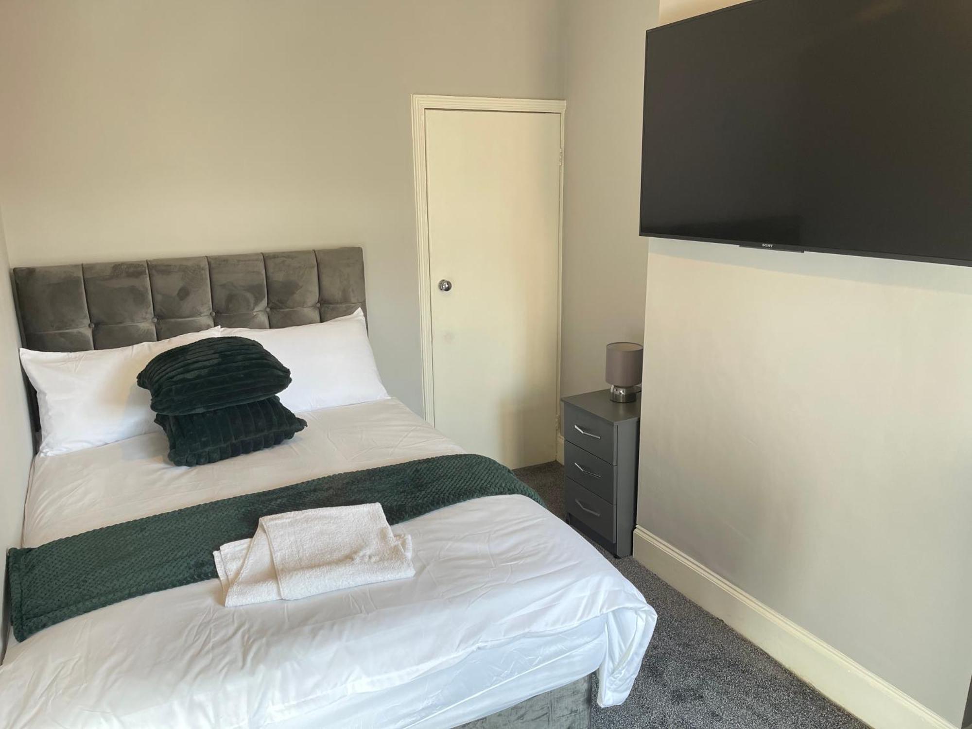 Hometel Digs Morden Comfy Sleep 11 Apartment Leicester