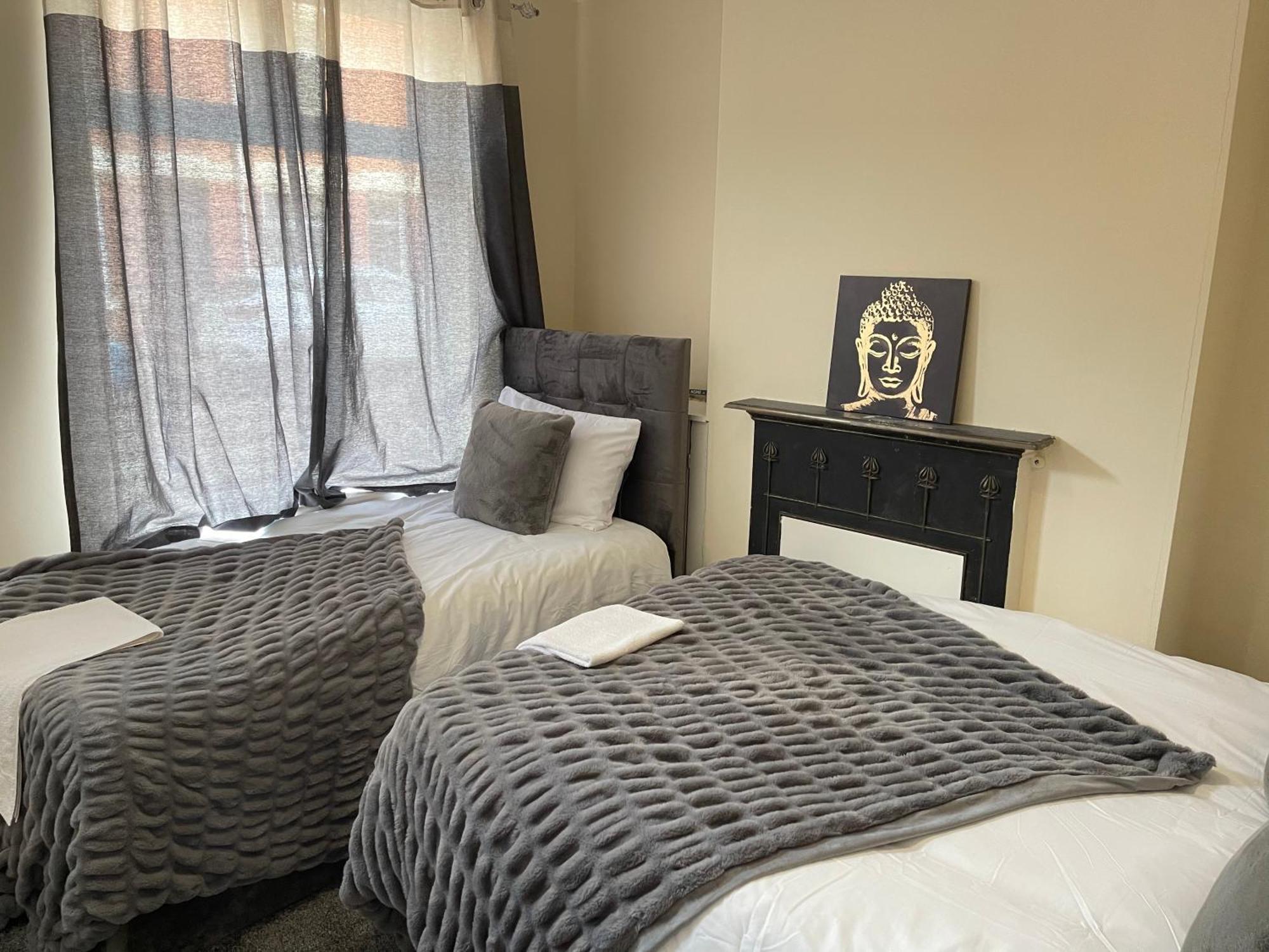 Hometel Digs Morden Comfy Sleep 11 Apartment Leicester
