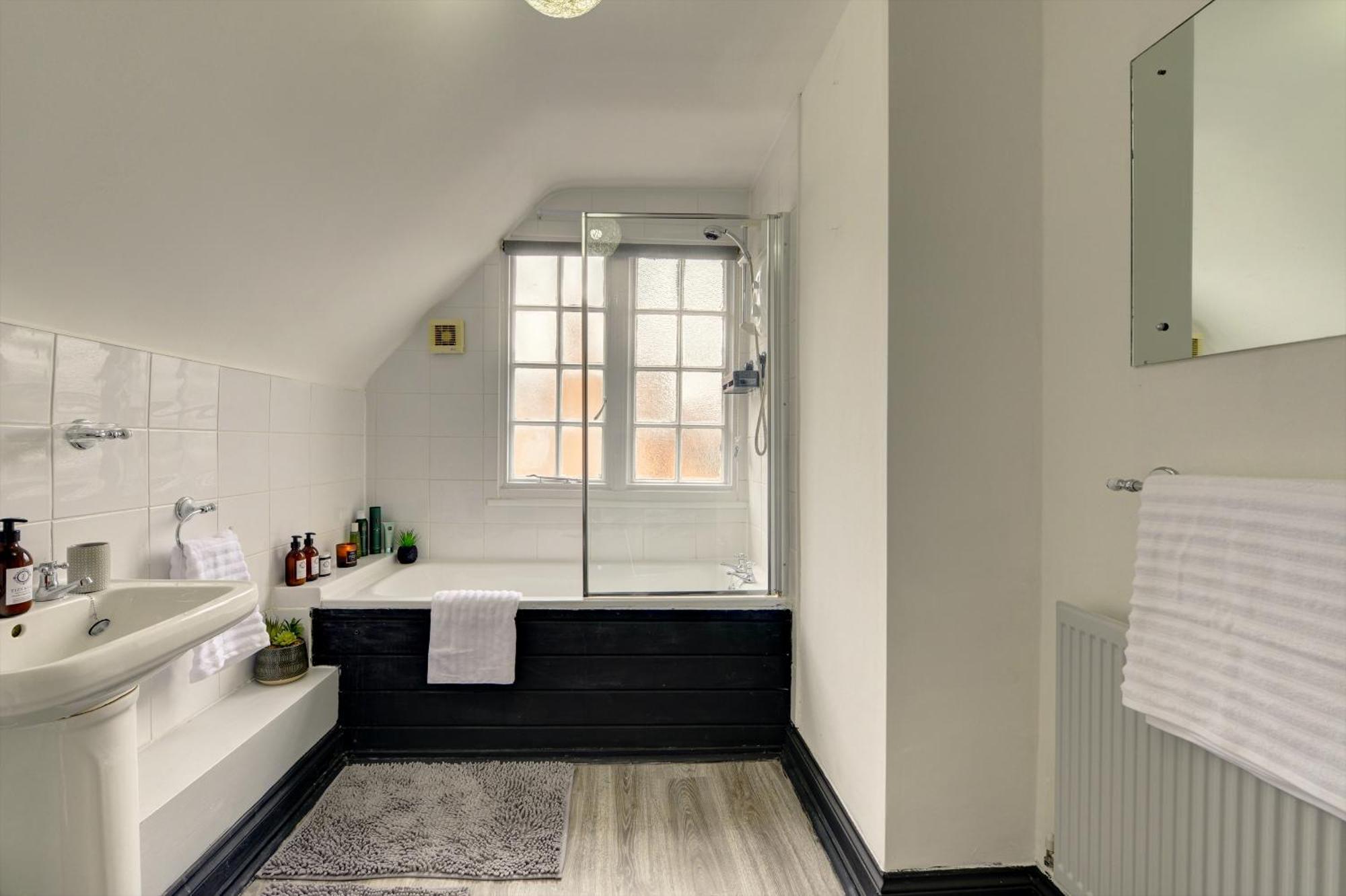 Spacious, Luxurious Cliffes Leicester